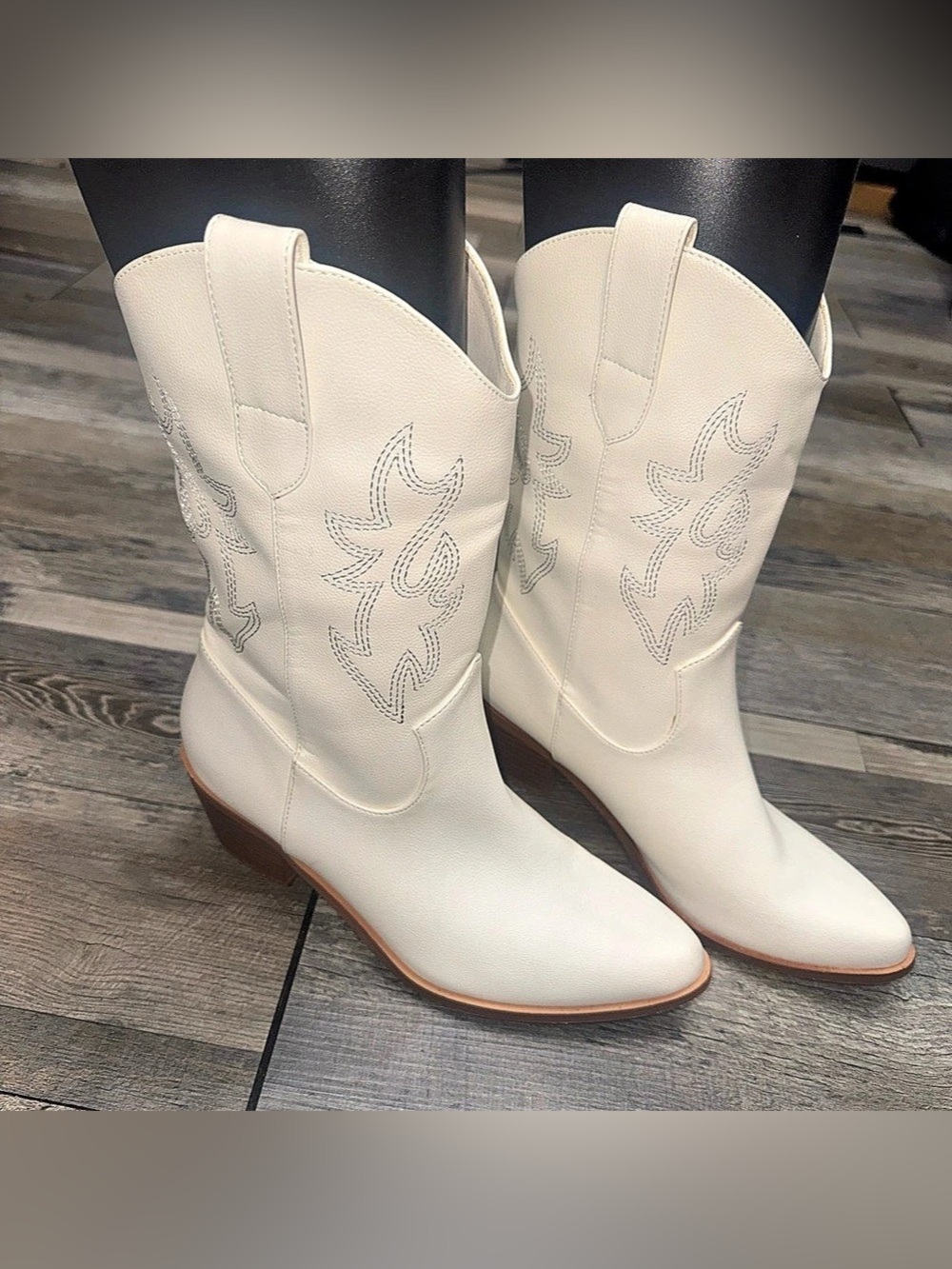 White Pointed Toe Western Cowboy Boots (Size 7.5)